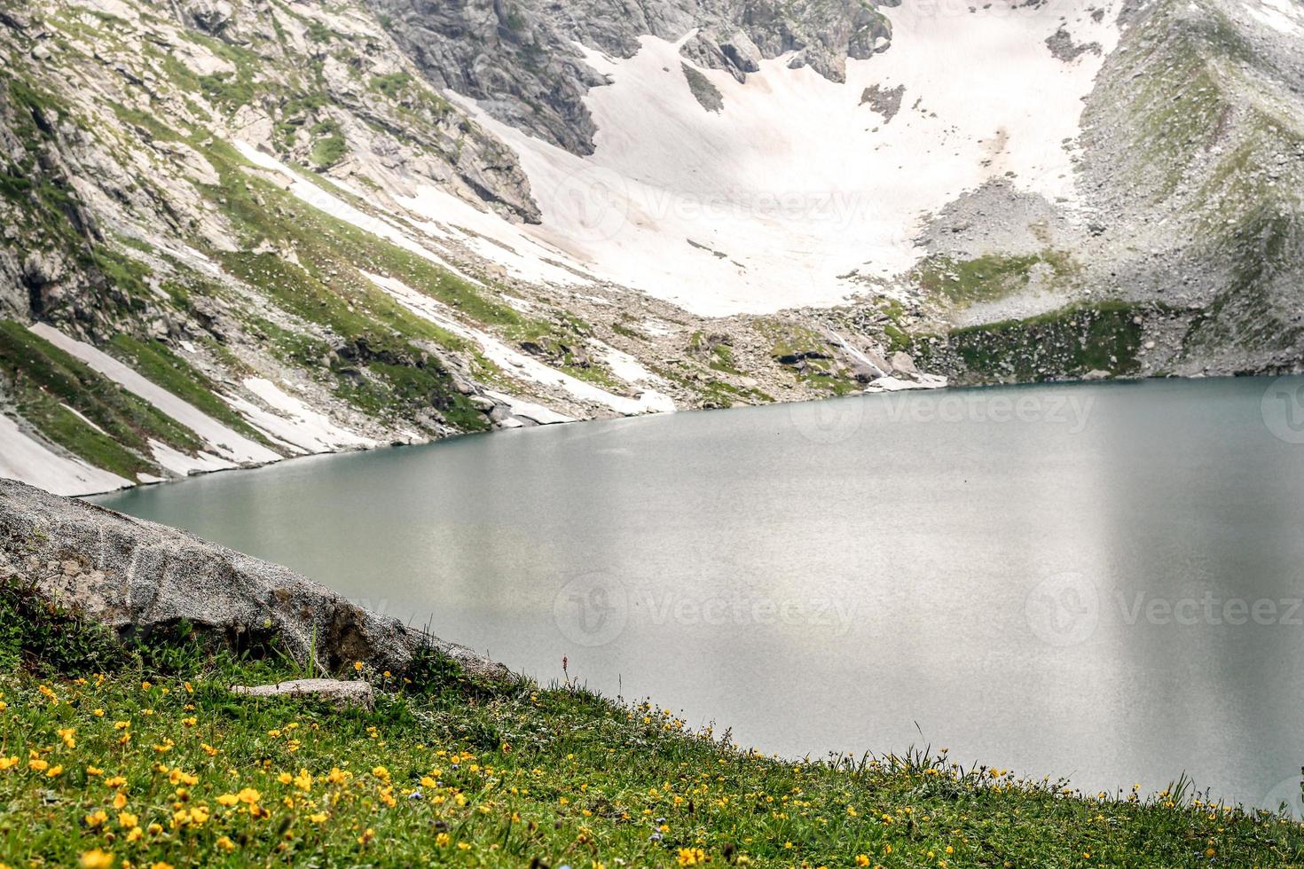 katora meer kumrat vallei prachtig landschap bergen uitzicht foto