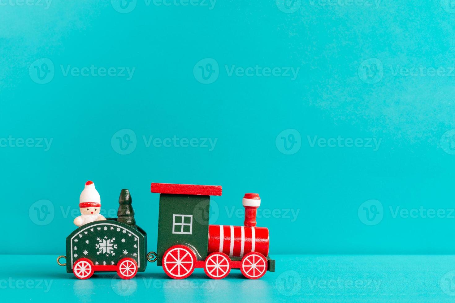 kersttrein op een blauwe achtergrond, vrolijk kerstconcept foto