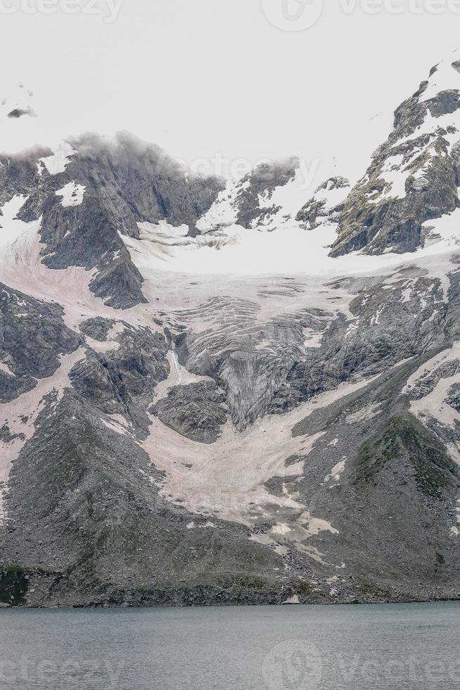 katora meer kumrat vallei prachtig landschap bergen uitzicht foto