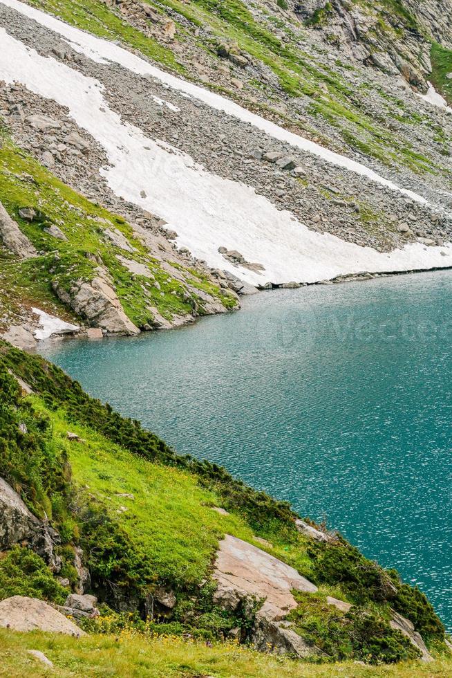 katora meer kumrat vallei prachtig landschap bergen uitzicht foto