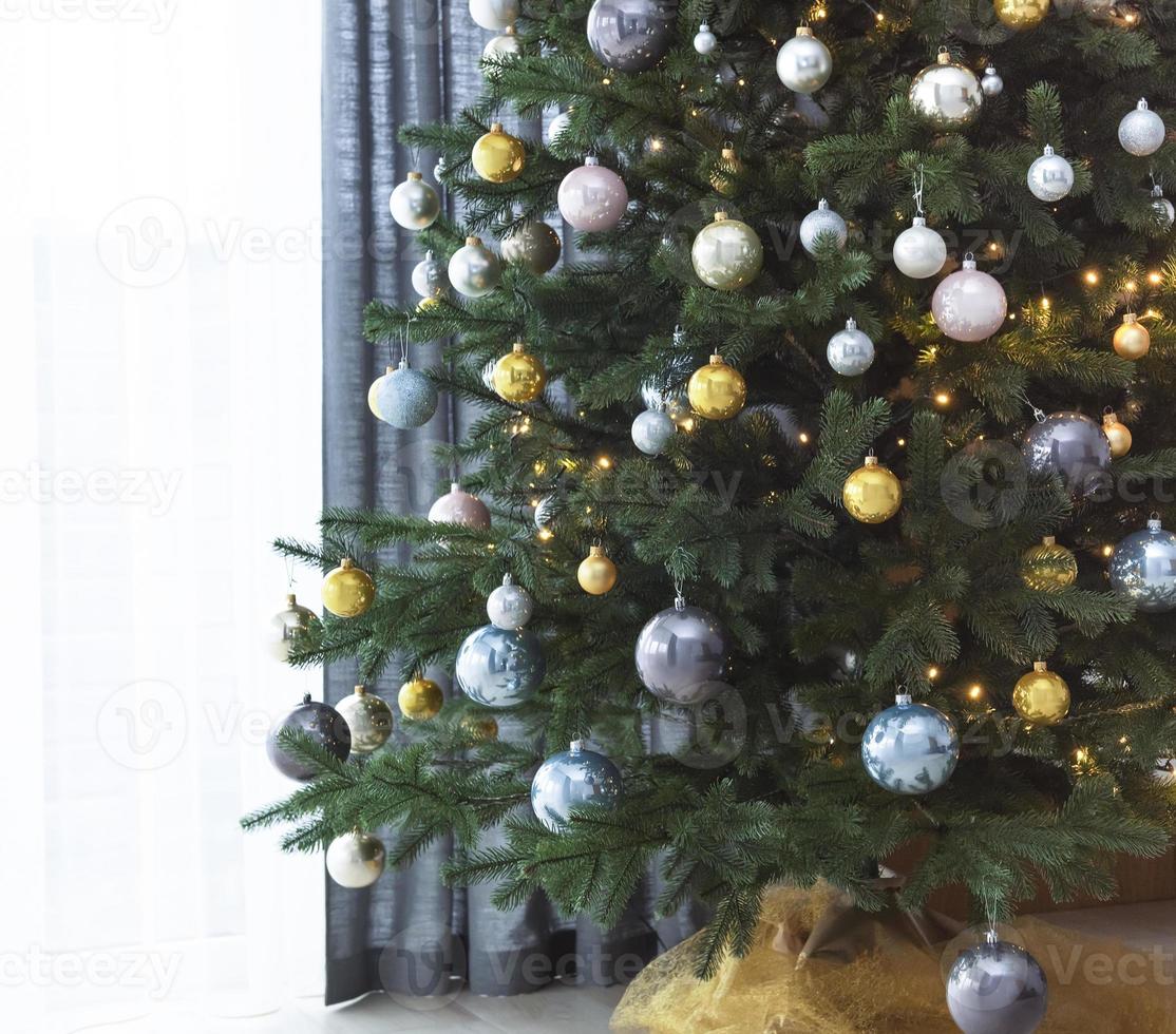 kerstboom met decoraties foto