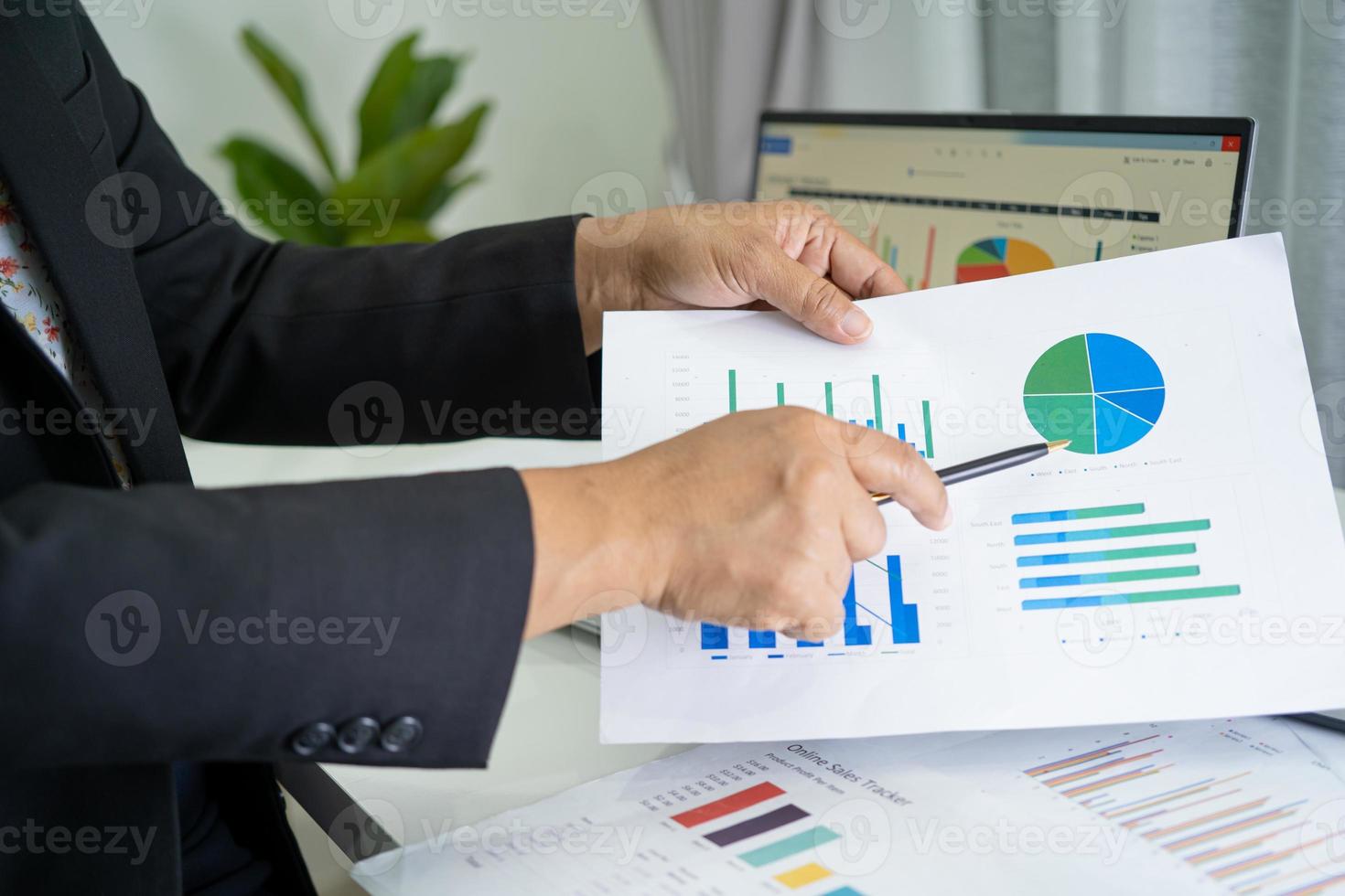 Aziatische accountant werkt en analyseert financiële rapporten projectboekhouding met grafiekgrafiek in modern kantoor, financiën en bedrijfsconcept. foto