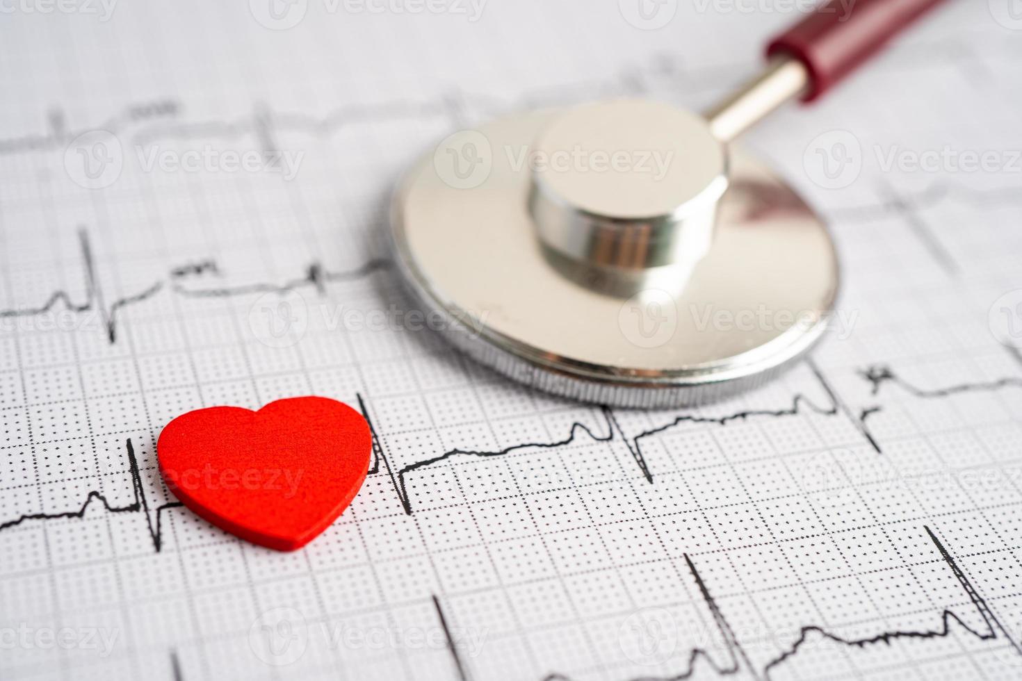 stethoscoop op elektrocardiogram met rood hart, hartgolf, hartaanval, cardiogramrapport. foto