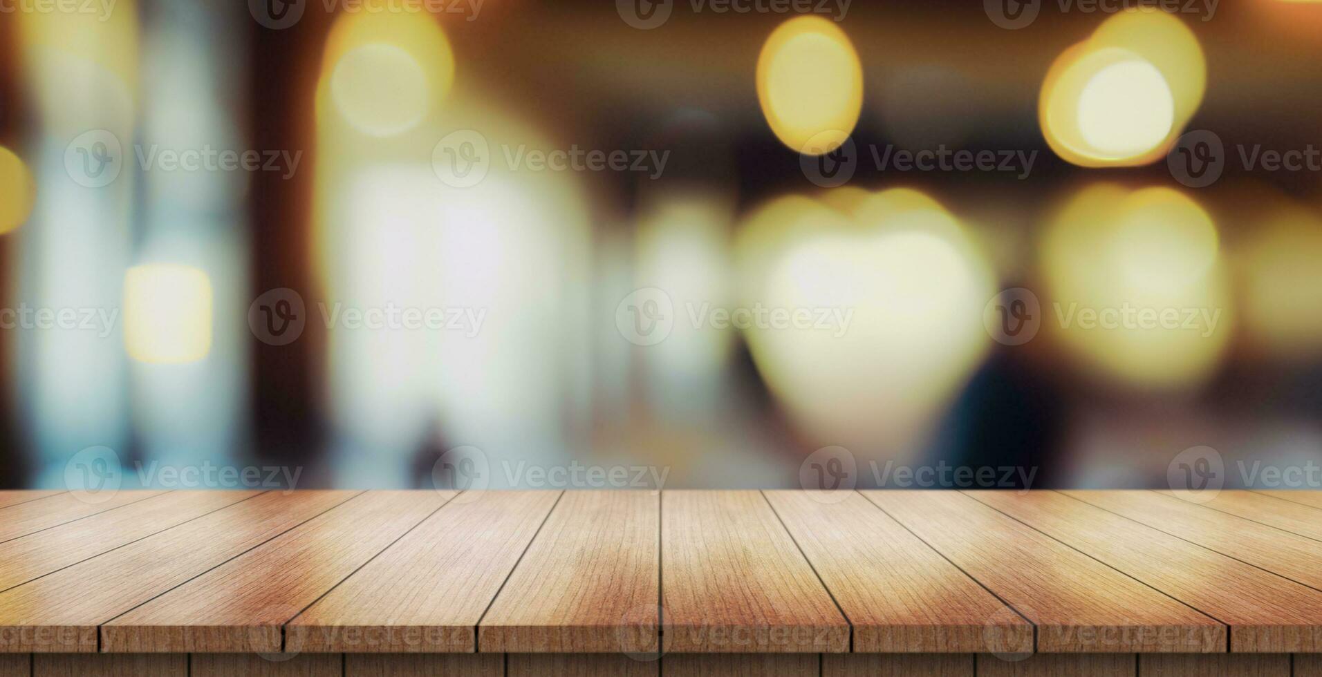 leeg houten tafel top met lichten bokeh Aan vervagen restaurant achtergrond. foto