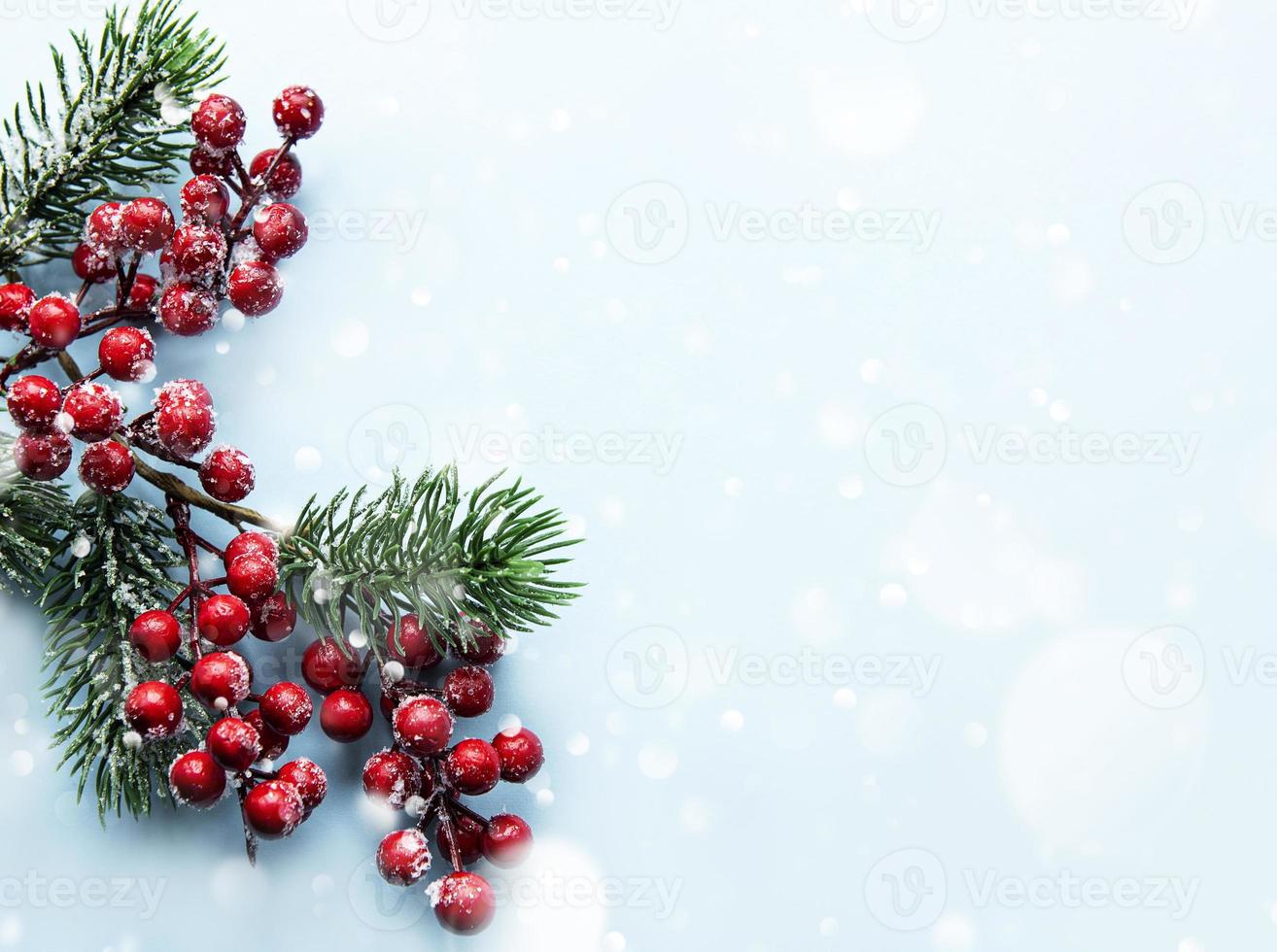 kerstcompositie met besneeuwde dennentakken foto