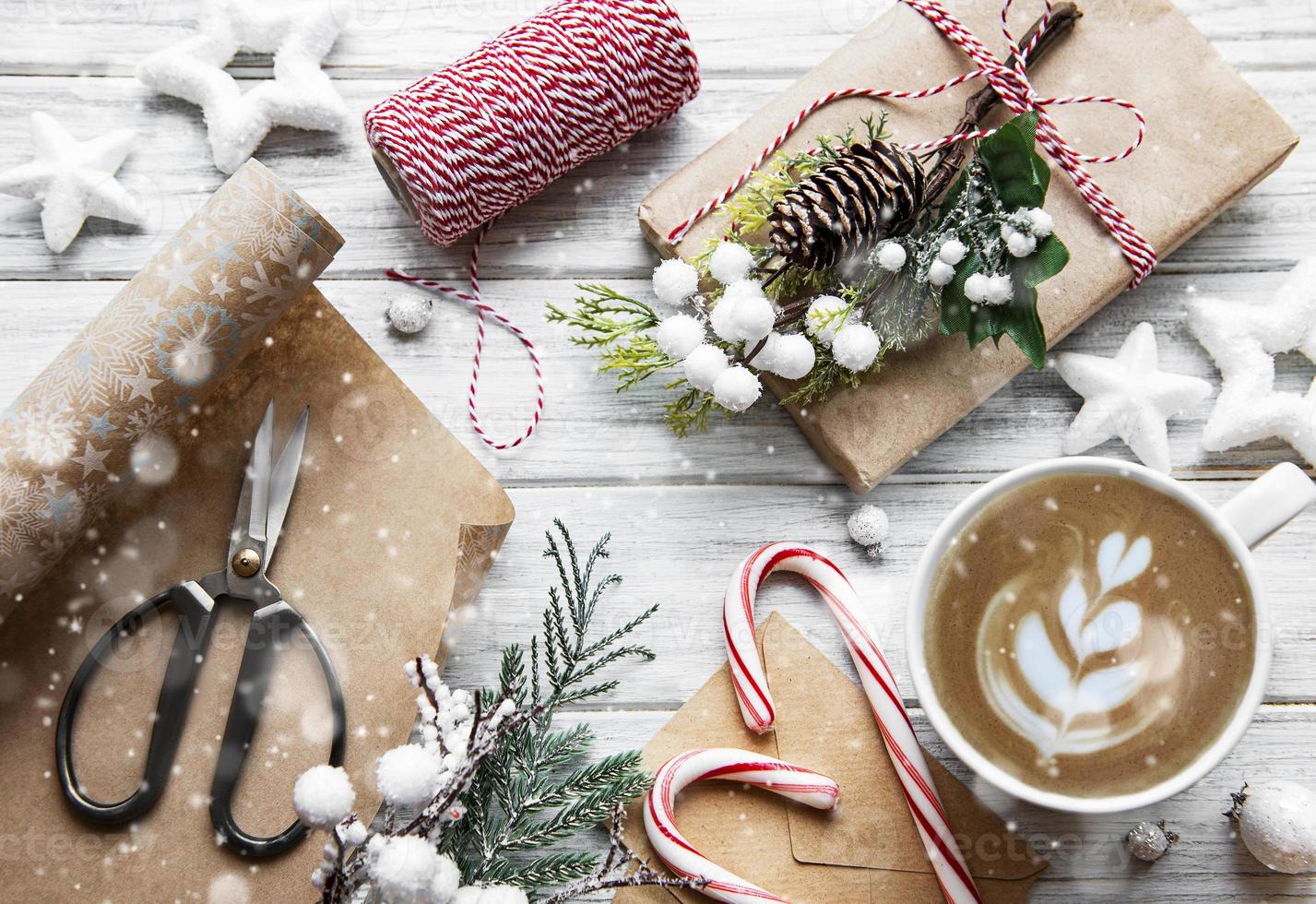 kerstmis en gelukkig nieuwjaarskaart met kopje koffie foto