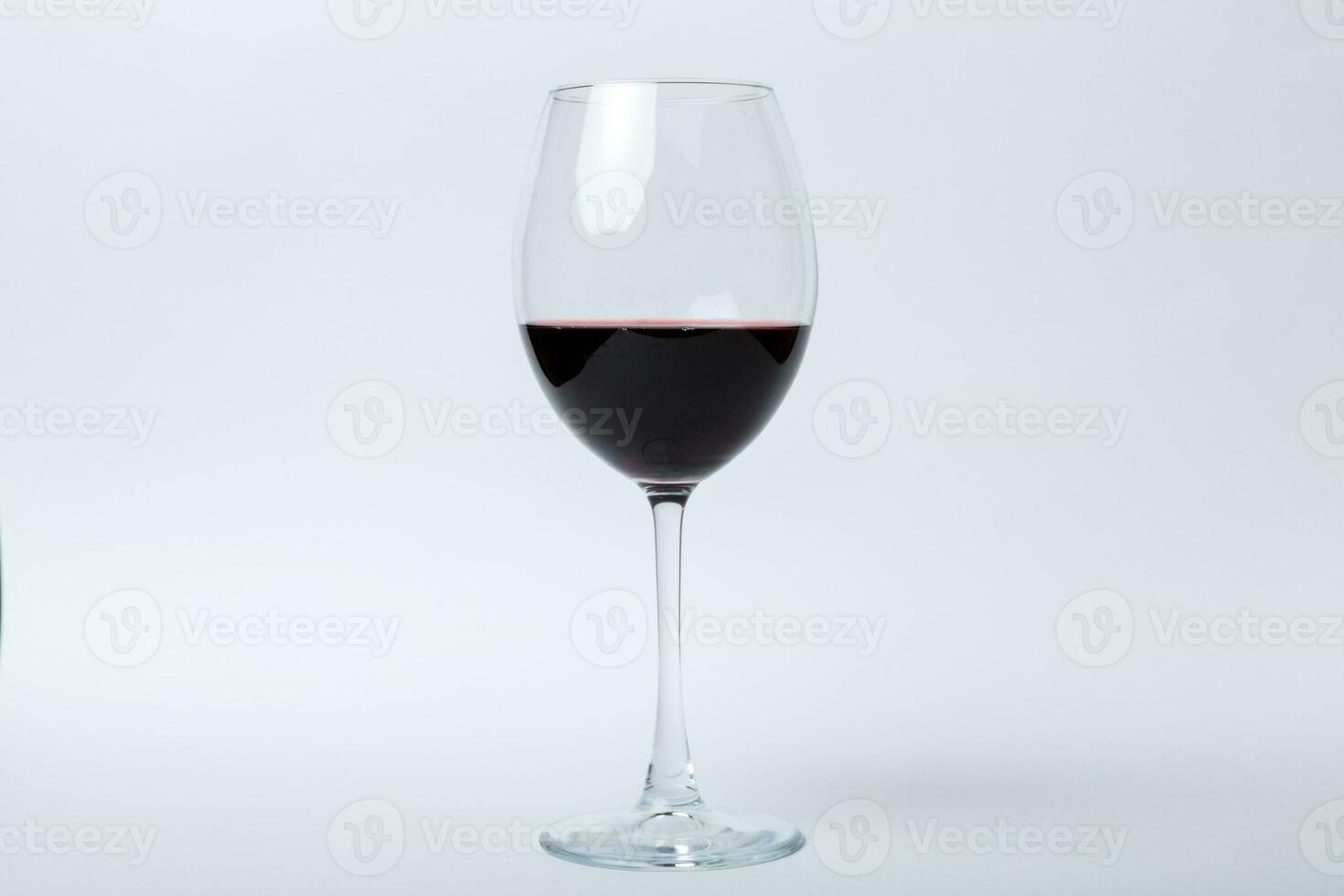 een bril van rood wijn Bij wijn proeven. concept van rood wijn Aan gekleurde achtergrond. top visie, vlak leggen ontwerp foto