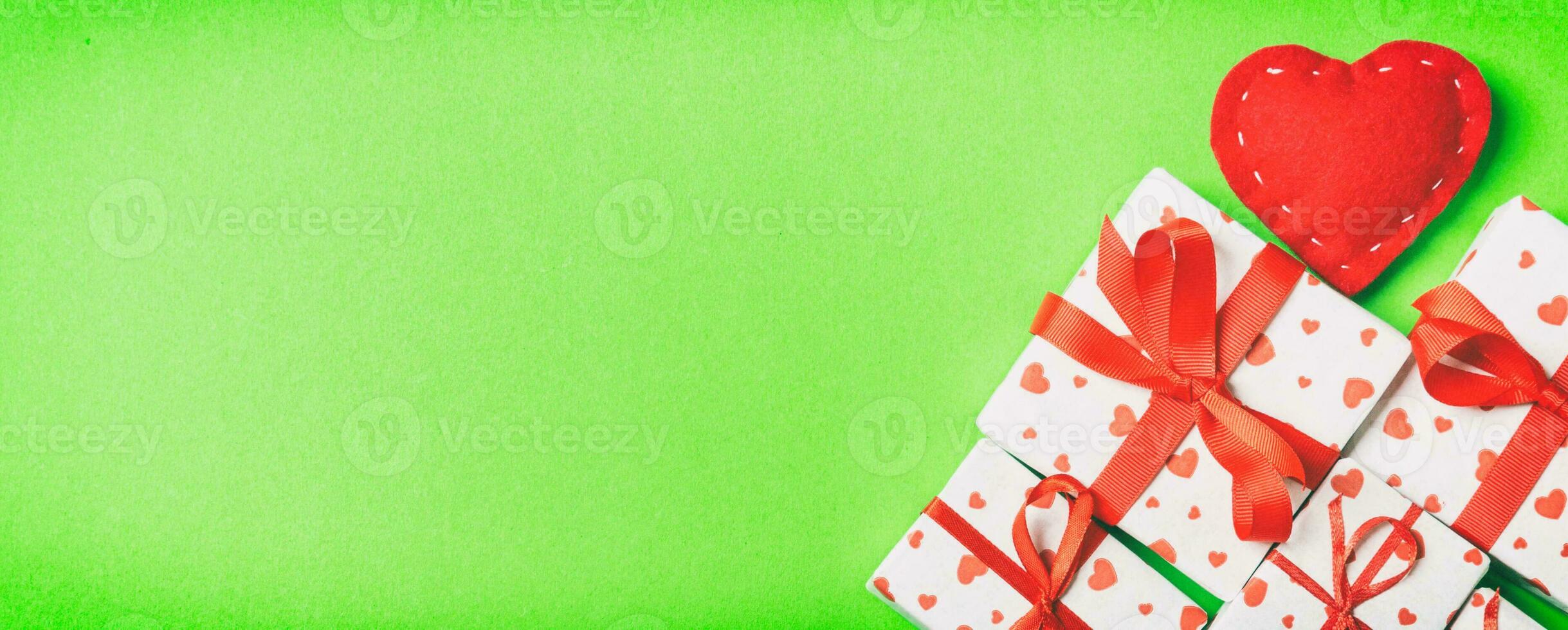 top visie van geschenk dozen en rood textiel harten Aan kleurrijk achtergrond. st Valentijnsdag dag concept met kopiëren ruimte foto