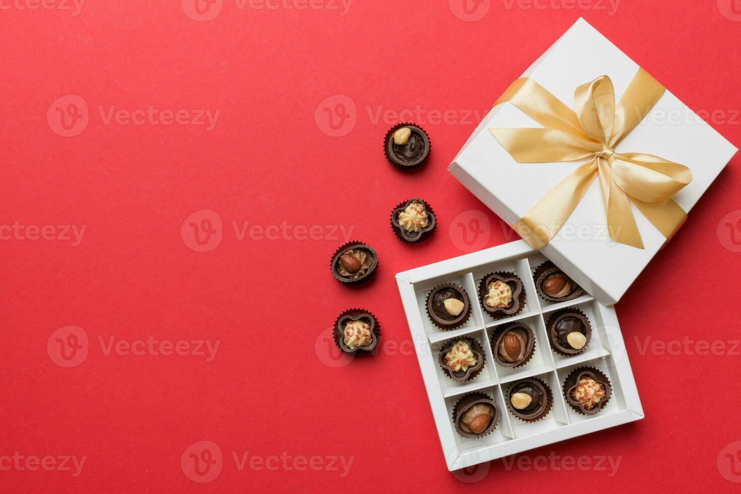 wit doos met chocolaatjes snoepjes en gouden plakband. top visie met kopiëren ruimte foto