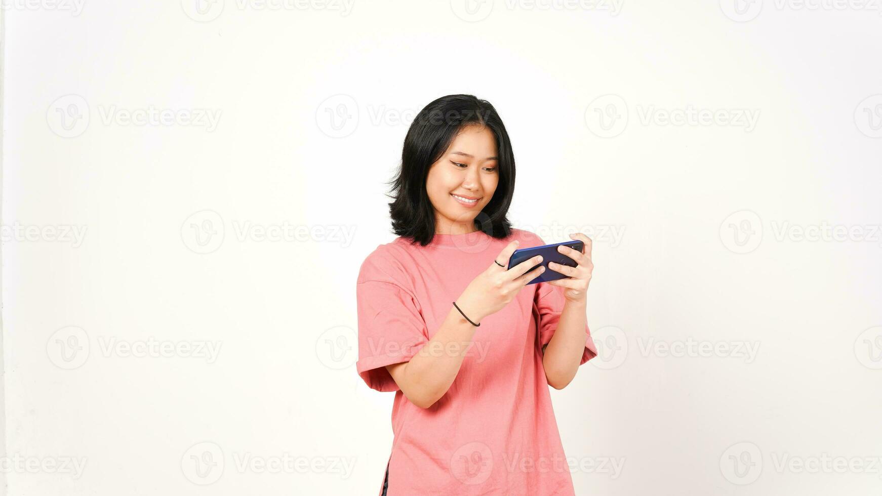 gelukkig Aziatisch vrouw spelen spel gebruik makend van mobiel telefoon geïsoleerd Aan een wit achtergrond. foto