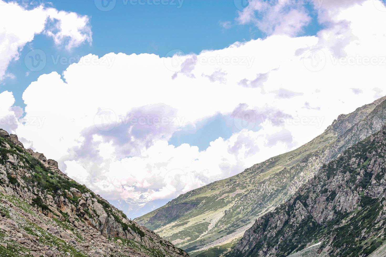 Kumrat vallei prachtig landschap bergen uitzicht foto