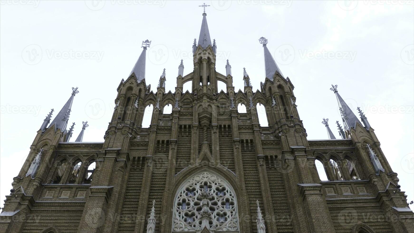 de kathedraal basiliek van de vlekkeloos opvatting Aan bewolkt lucht achtergrond. actie. bodem visie van een mooi kerk, concept van architectuur en geloof. foto