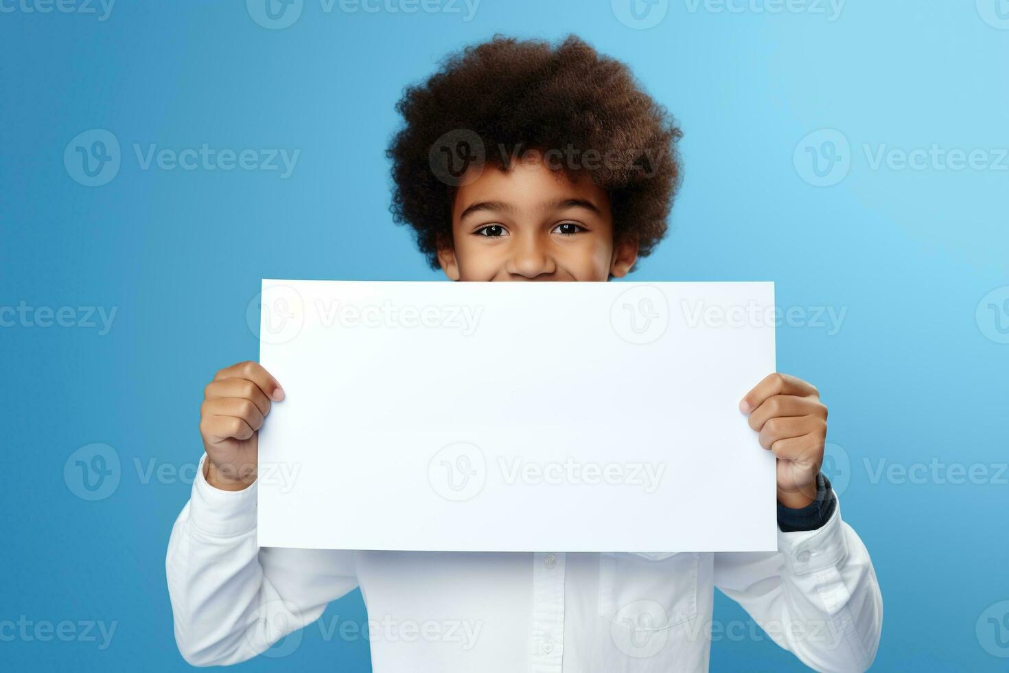 ai gegenereerd weinig jongen Holding een blanco wit vel van papier foto