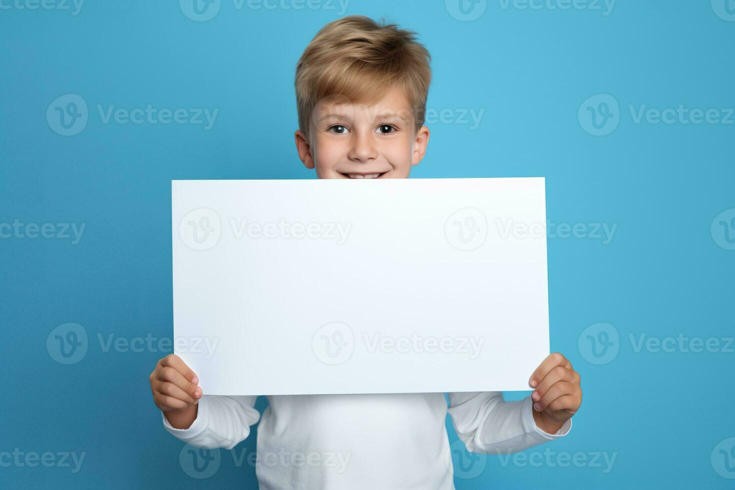 ai gegenereerd weinig jongen Holding een blanco wit vel van papier foto