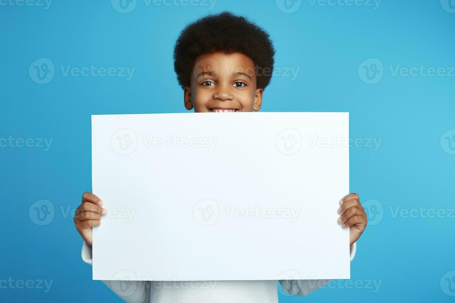 ai gegenereerd weinig jongen Holding een blanco wit vel van papier foto