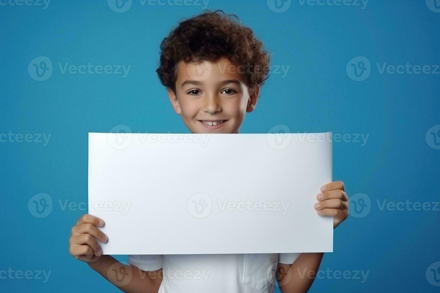 ai gegenereerd weinig jongen Holding een blanco wit vel van papier foto