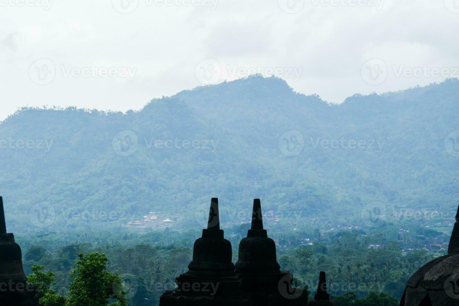 mooi silhouet van borobudur tempel foto