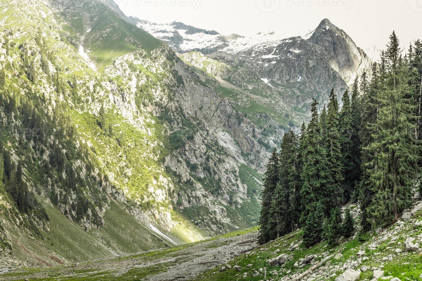 kumrat vallei jazz banda prachtig landschap bergen uitzicht foto