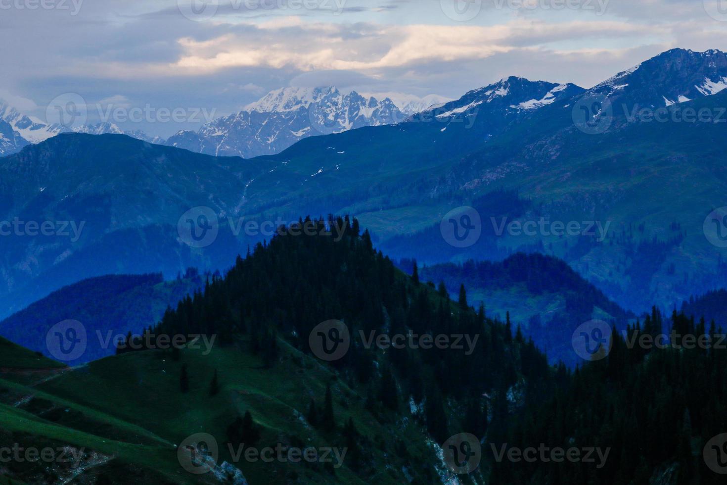 Kumrat vallei prachtig landschap bergen uitzicht foto