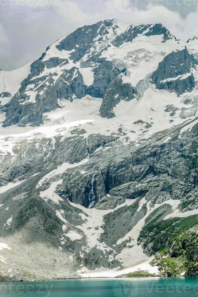 katora meer kumrat vallei prachtig landschap bergen uitzicht foto