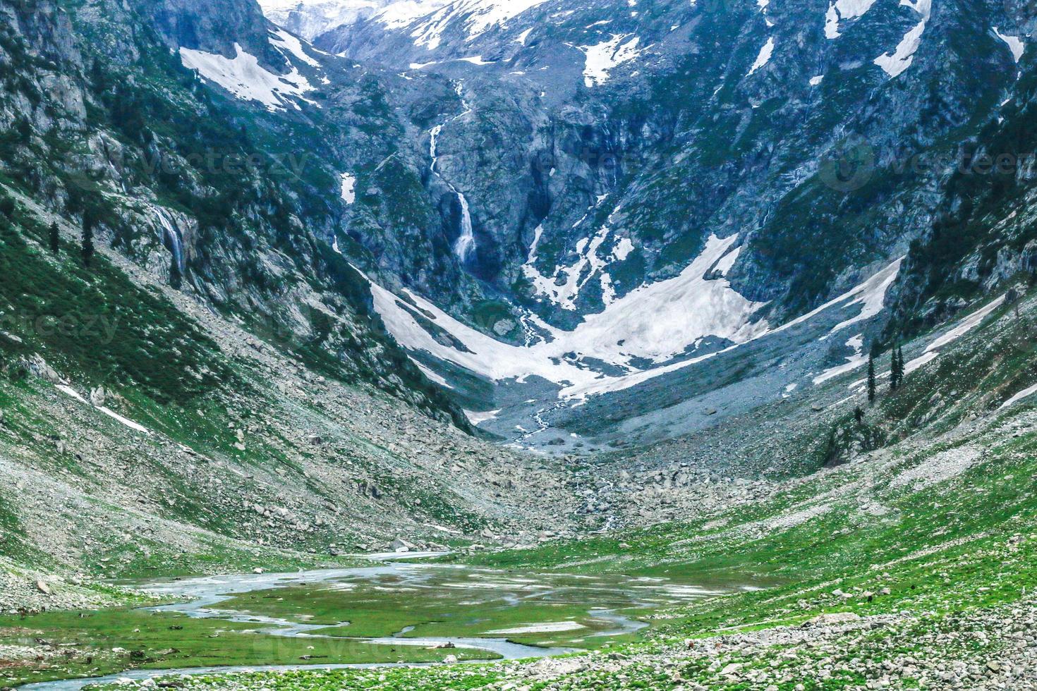 Kumrat vallei prachtig landschap bergen uitzicht foto