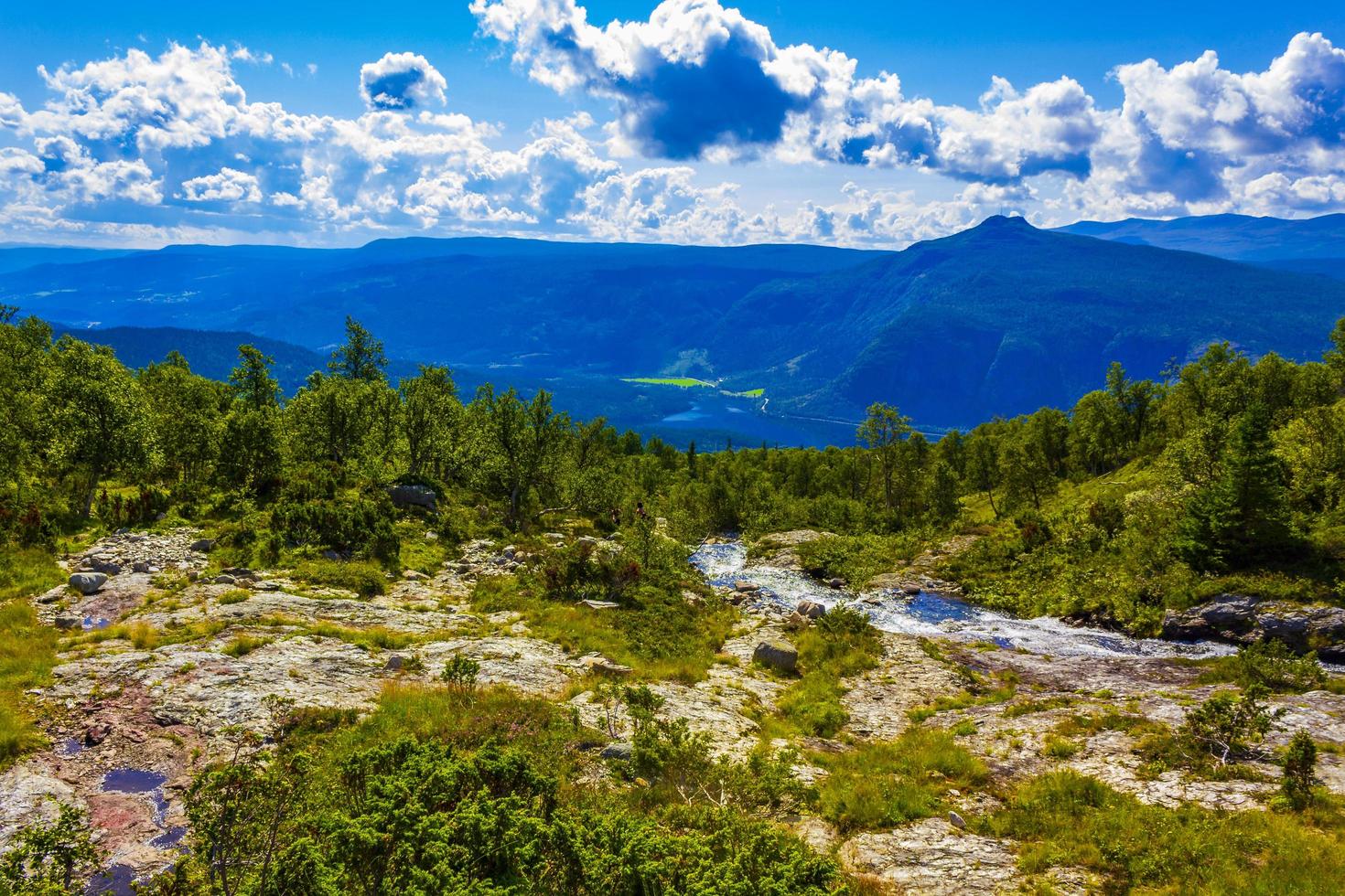 geweldig noors landschap met prachtige rivierwaterval in vang noorwegen foto