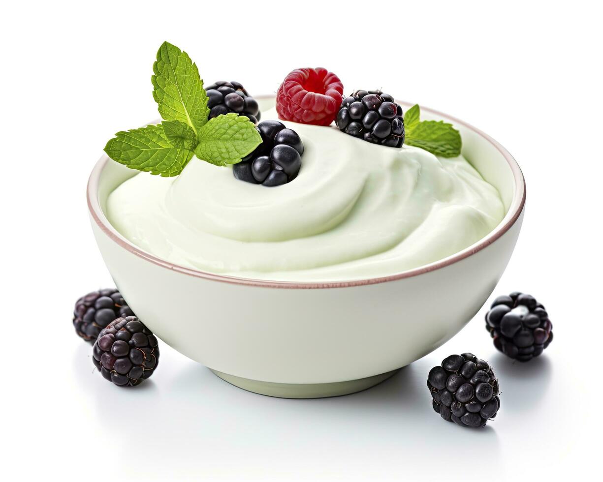 ai gegenereerd groen kom van Grieks yoghurt en vers bessen geïsoleerd Aan wit achtergrond. ai gegenereerd foto