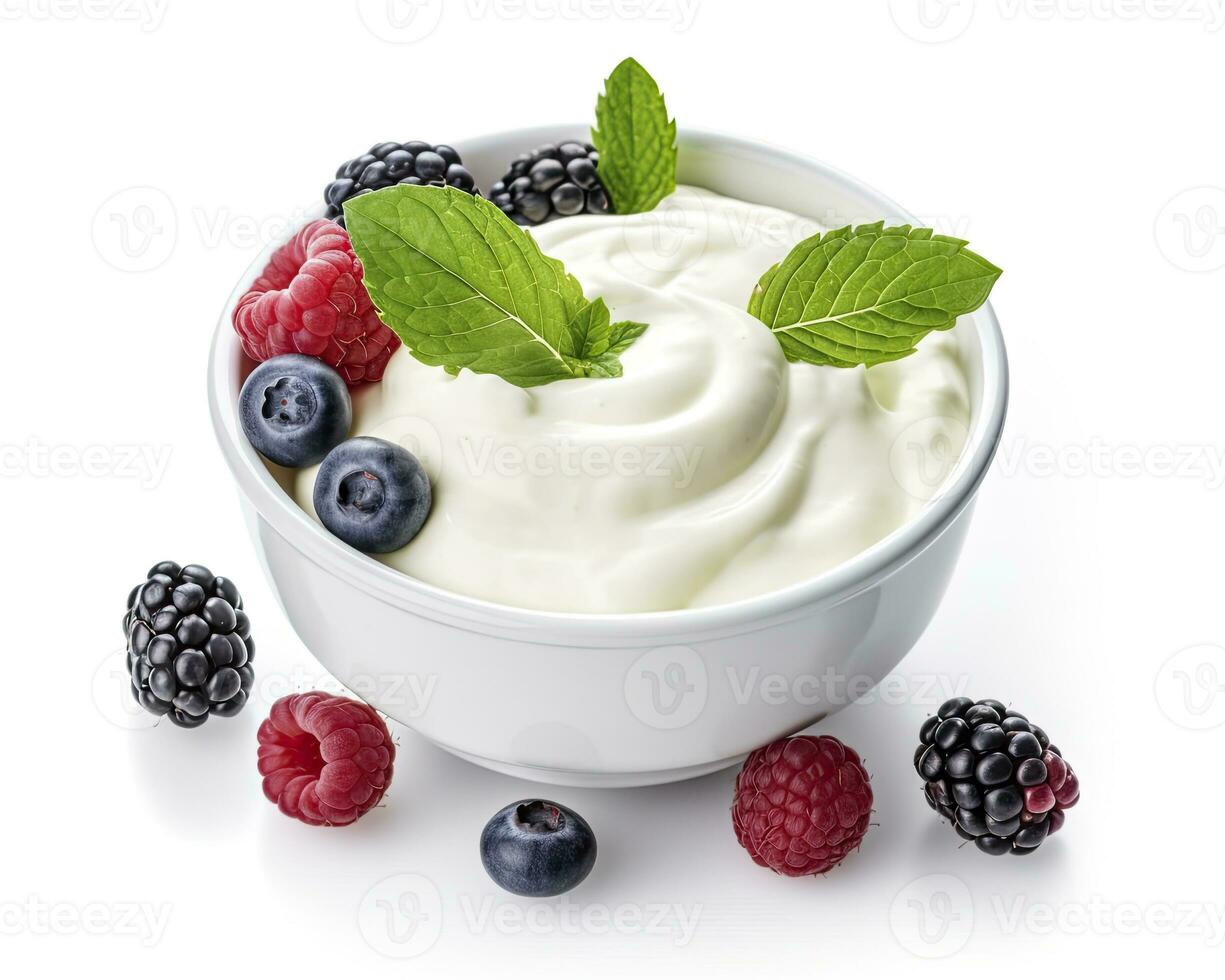 ai gegenereerd groen kom van Grieks yoghurt en vers bessen geïsoleerd Aan wit achtergrond. ai gegenereerd foto