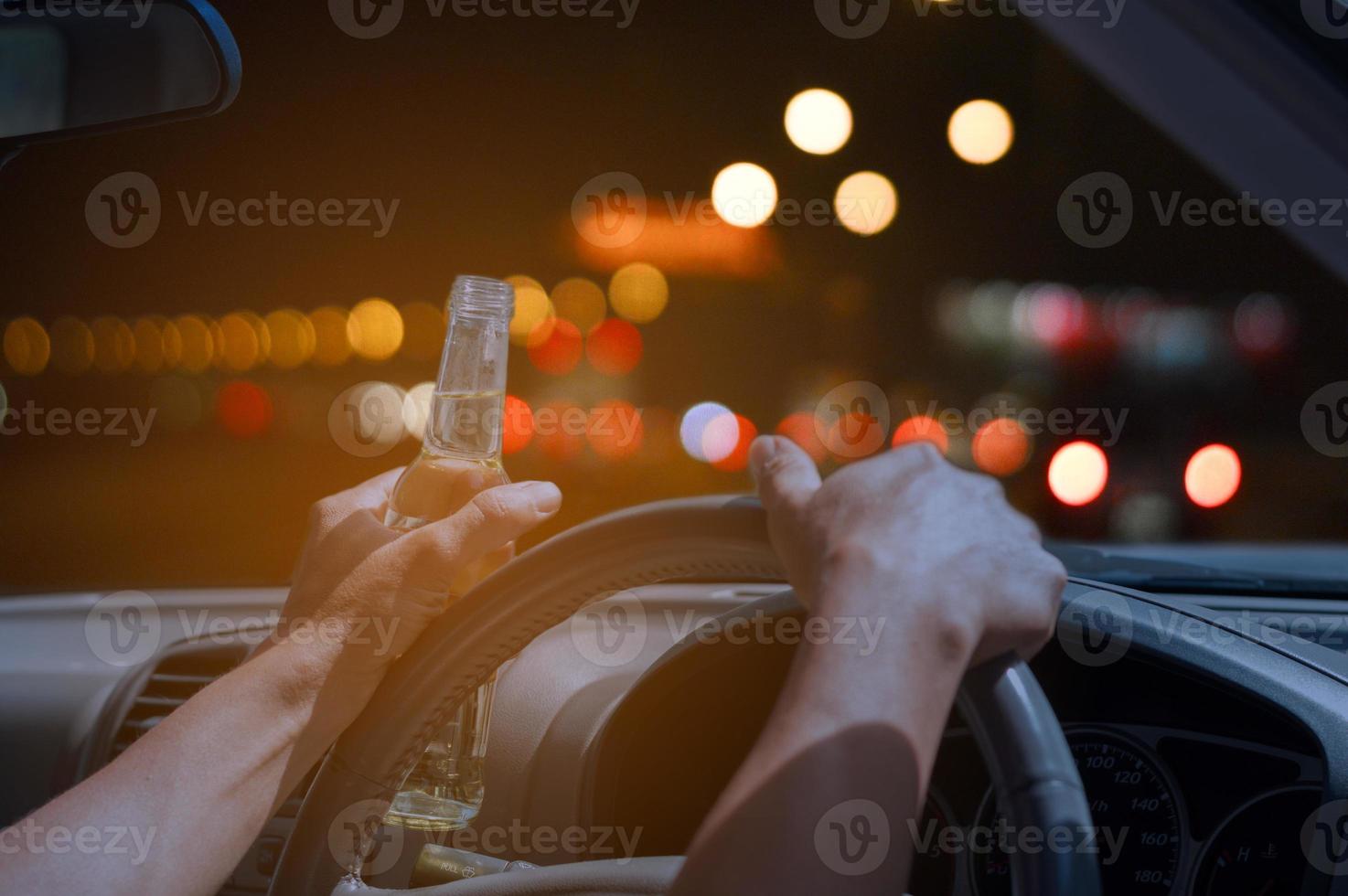 niet drinken en rijden concept, dronken en autorijden met een fles alcohol foto