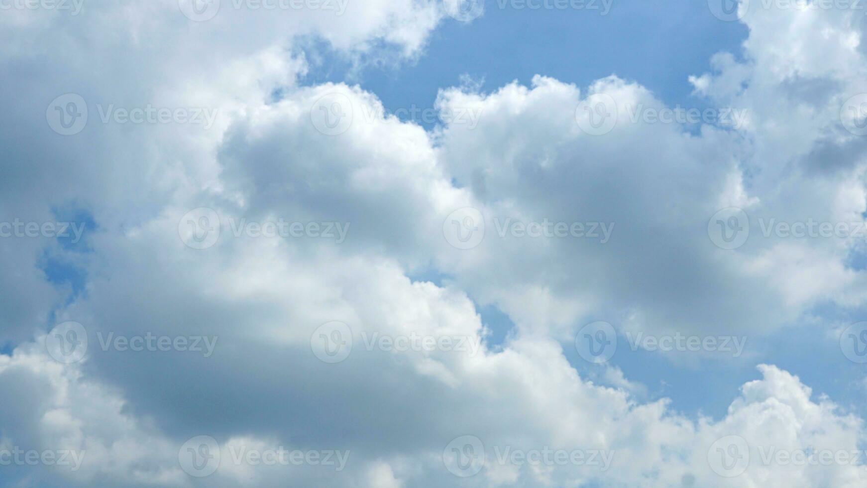 witte wolk op blauwe hemel foto