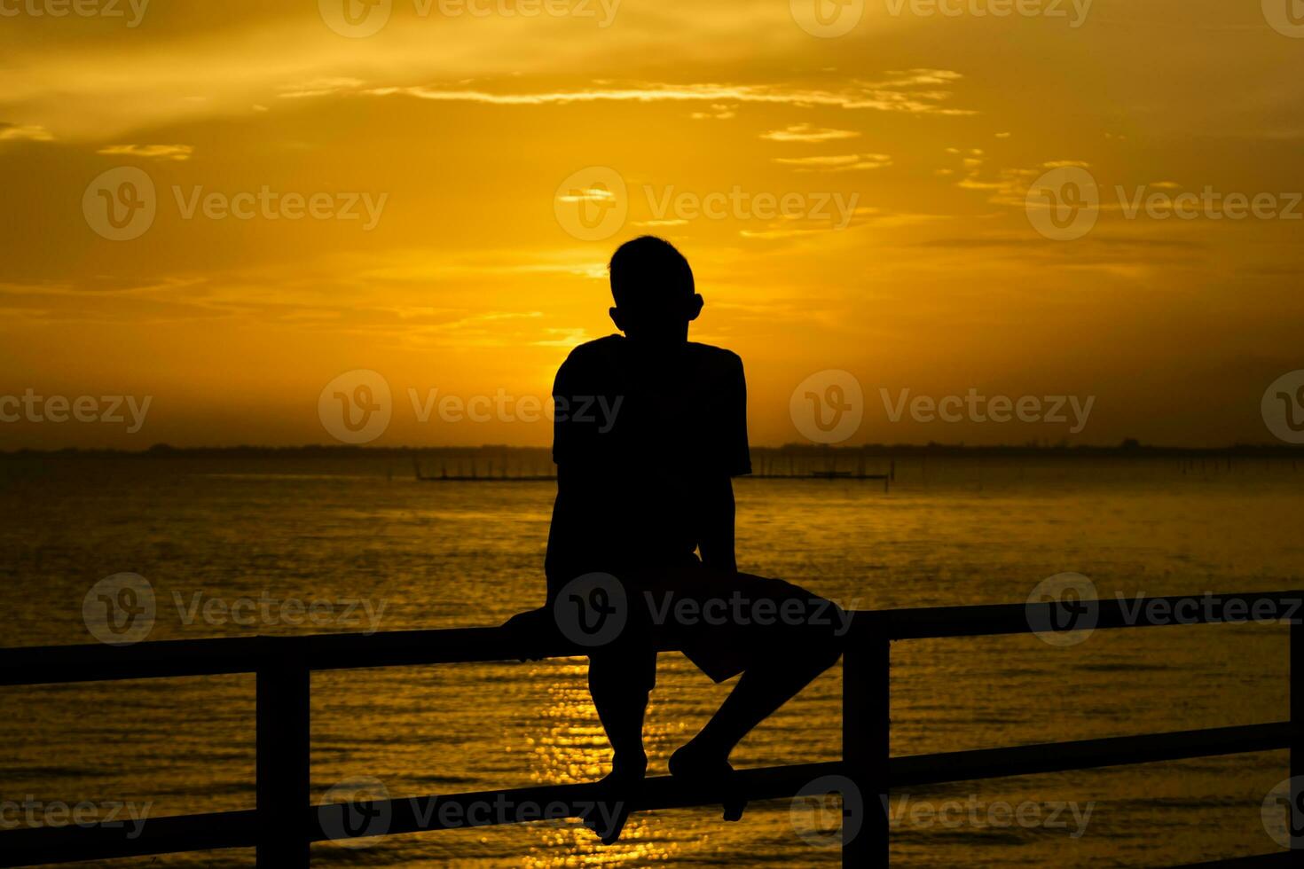 silhouet van een eenzaam Mens Bij zonsondergang foto