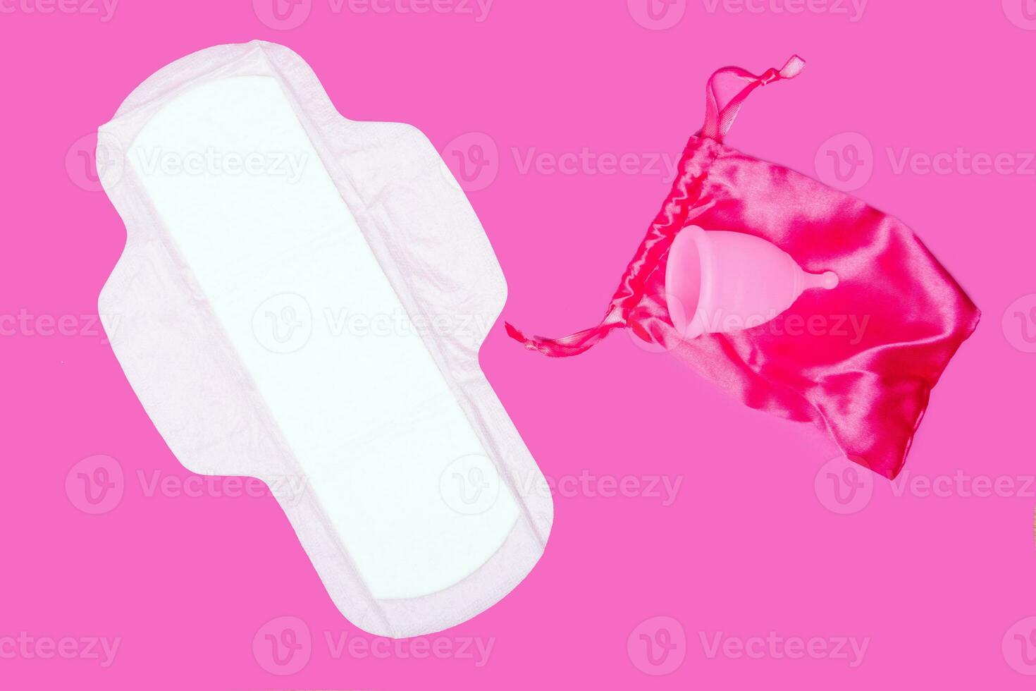 menstruatie- kop en regelmatig vrouwelijk stootkussen Aan een roze achtergrond, top visie, kopiëren ruimte. nul verspilling concept. milieuvriendelijk menstruatie- producten foto