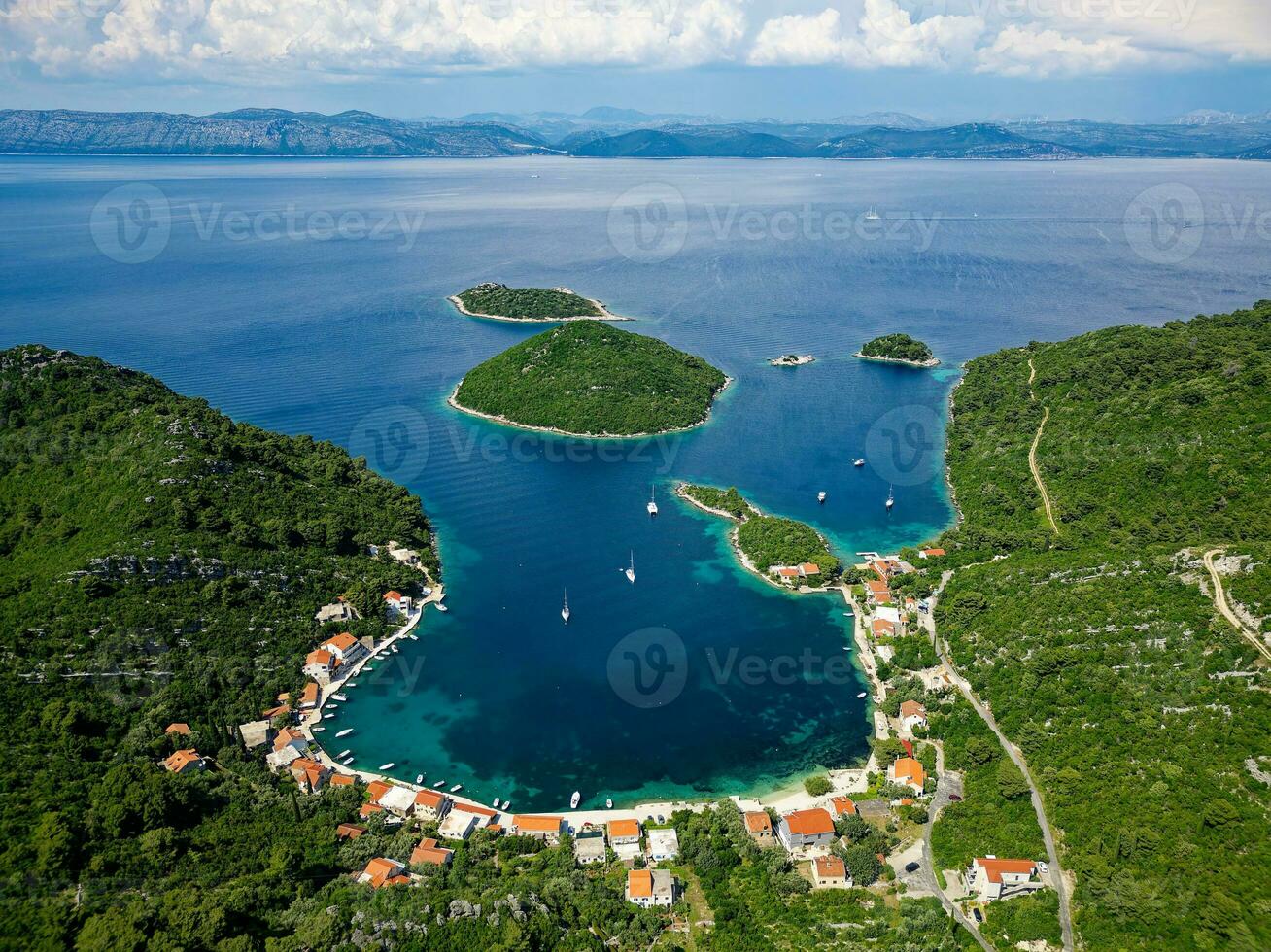 een baai in mljet eiland, Kroatië. toerist bestemming in de adriatisch zee. mooi plaats voor zomer vakantie en vakanties. boten en jachten aangemeerd in de baai. foto