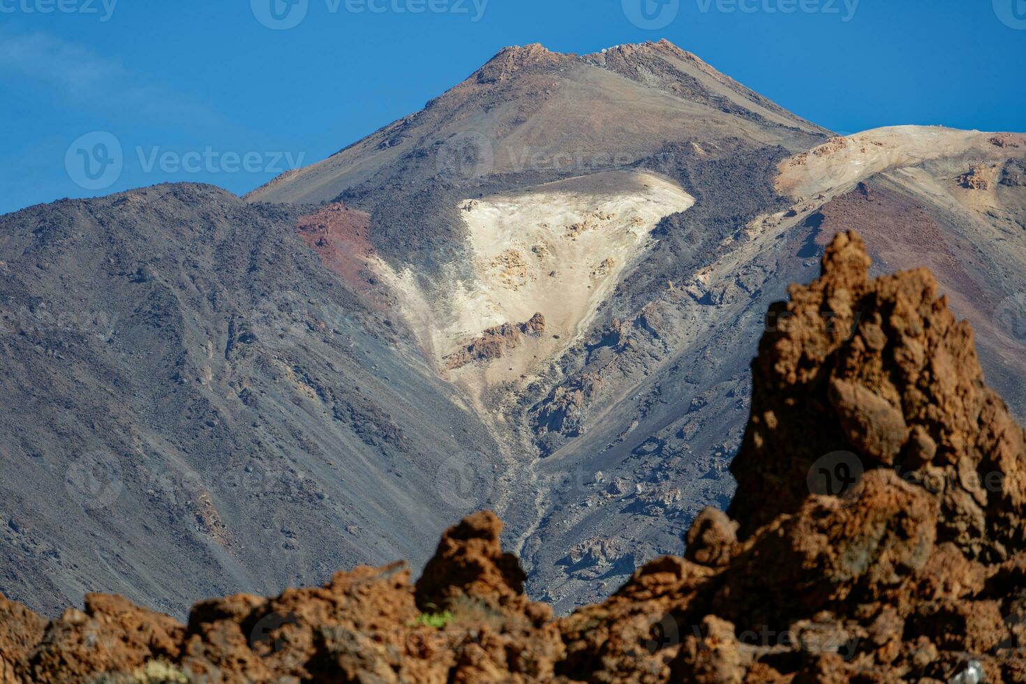 visie van monteren teide, de hoogste berg van Spanje gelegen in de kanarie eilanden, Spanje. beroemd bestemmingen voor wandelaars. teide nationaal park, UNESCO wereld erfgoed plaats. foto