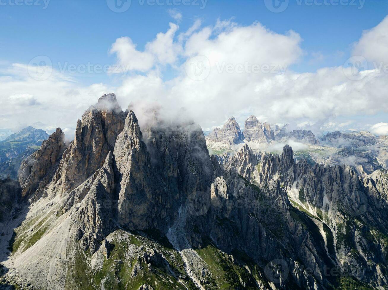 antenne visie van cadini di misurina bergen met tre cime di lavaredo bergen in de achtergrond gedurende een zonnig dag met sommige wolken. dolomieten, Italië. dramatisch en filmische landschap. foto