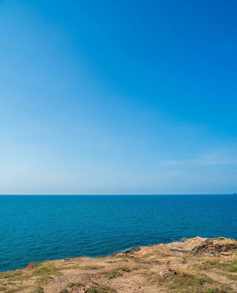 landschap zomer vooraanzicht panorama tropisch zeestrand rots blauw lucht wit zand achtergrond kalmte natuur oceaan mooi Golf Botsing spatten water reizen khao leam ja nationaal park oosten- Thailand exotisch foto