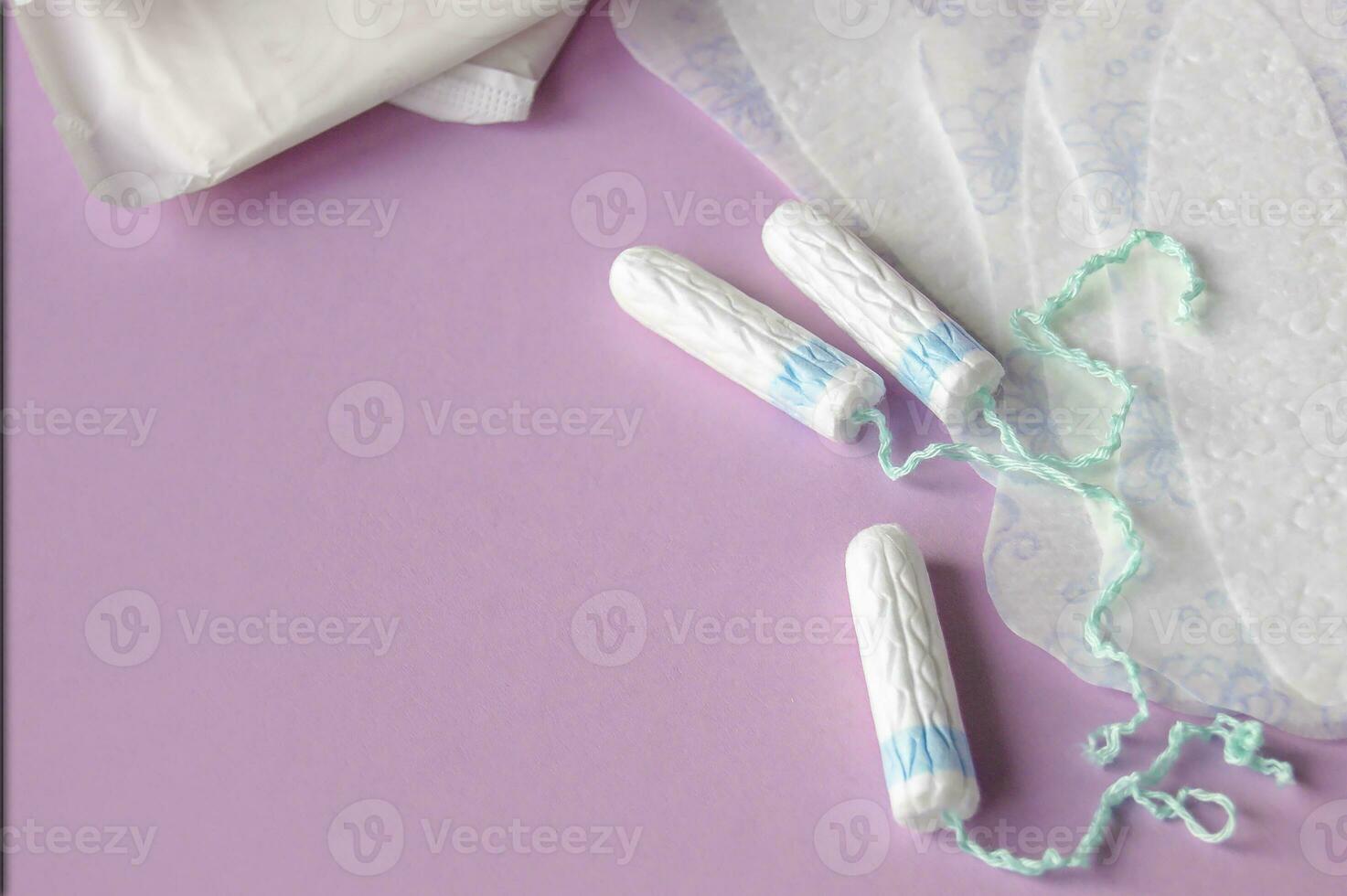 menstruatie- stootkussens en tampons Aan rood achtergrond. foto