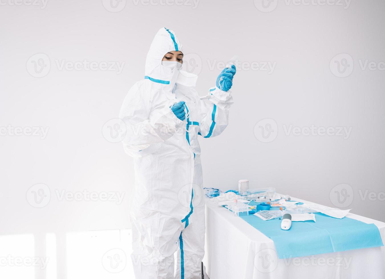 dokter in kostuum aan het werk tijdens coronavirus foto