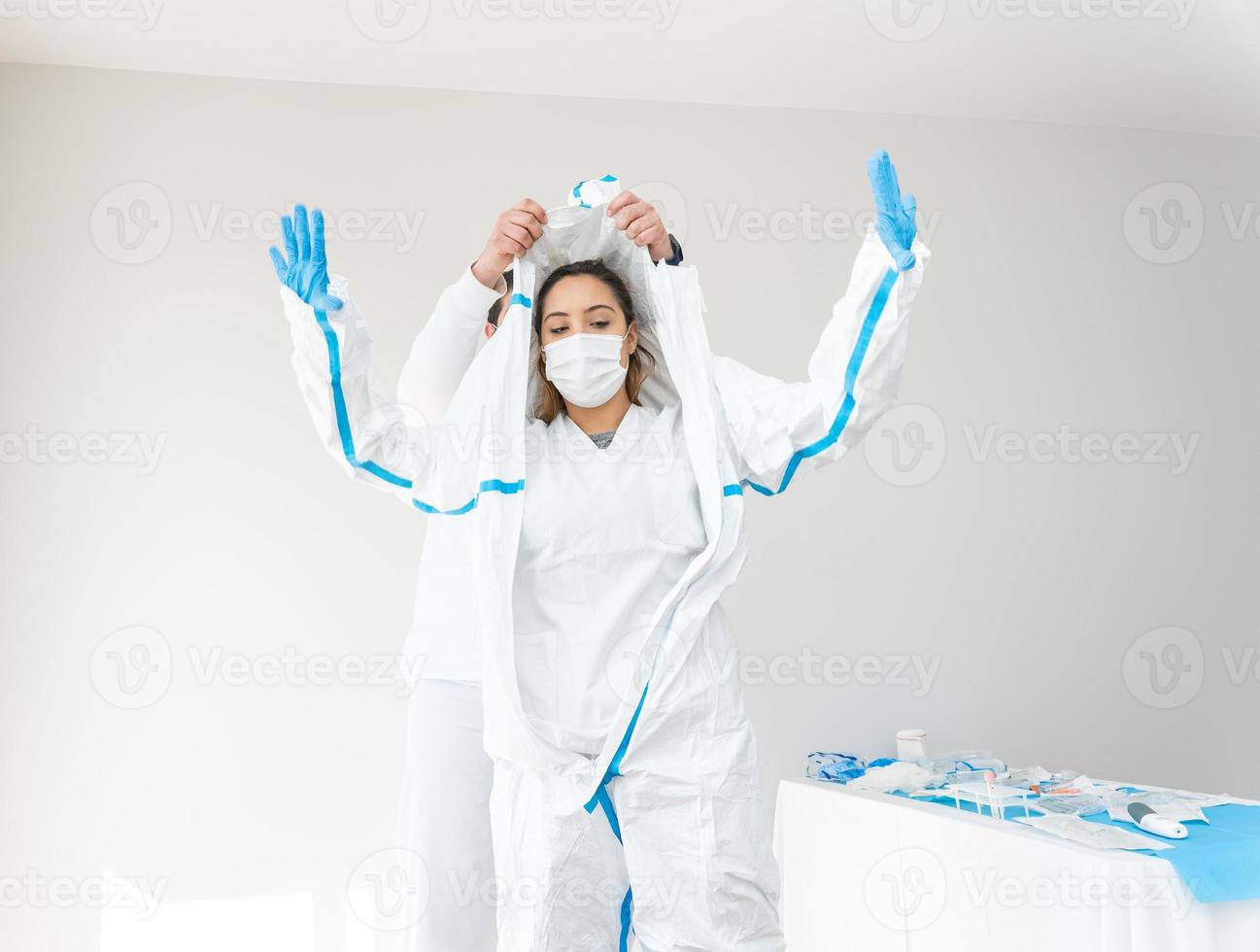 arts die beschermend kostuum aantrekt tijdens een pandemie van het coronavirus foto