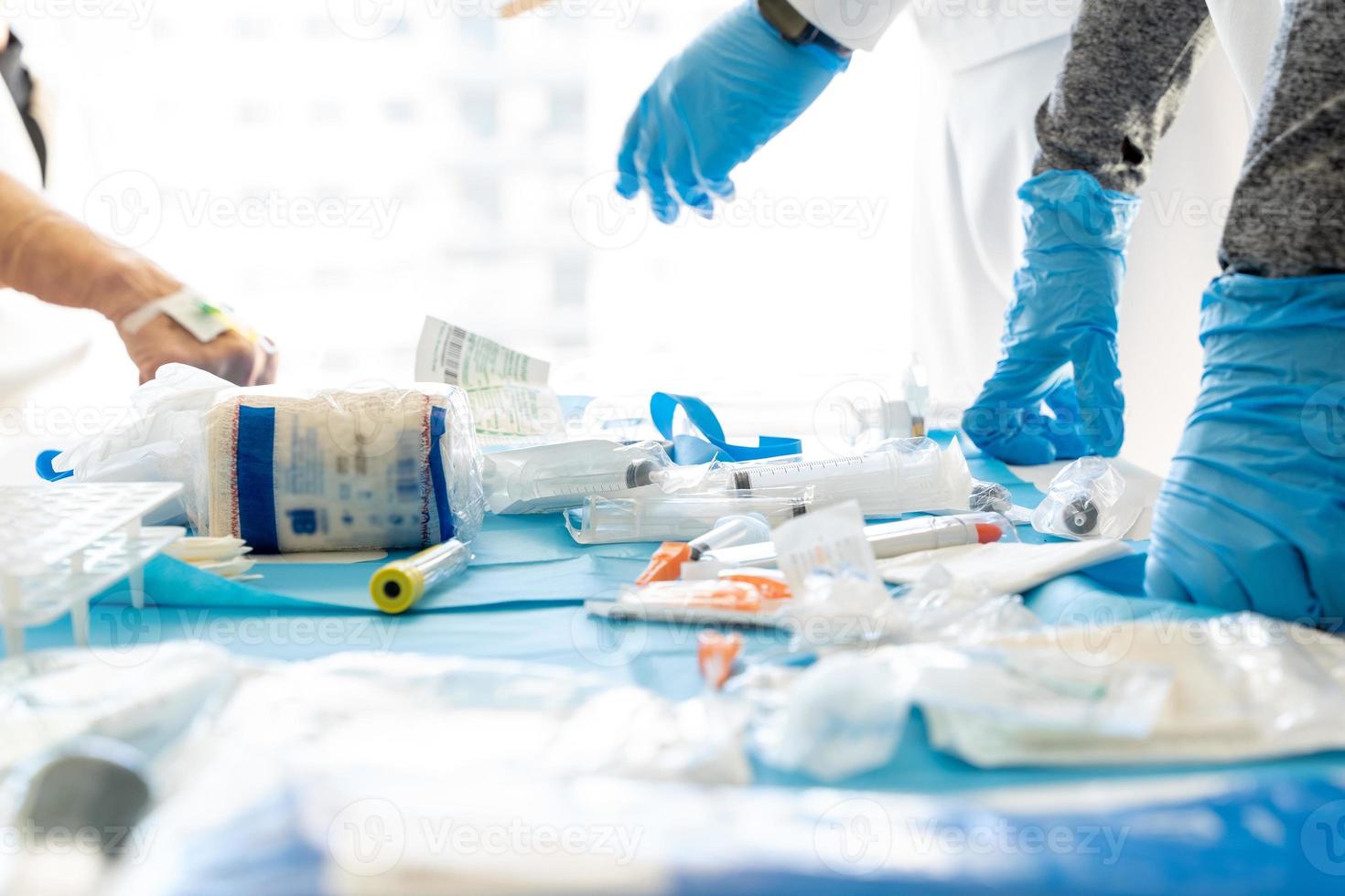 onherkenbare artsen aan tafel met medische apparatuur voor coronavirustest foto