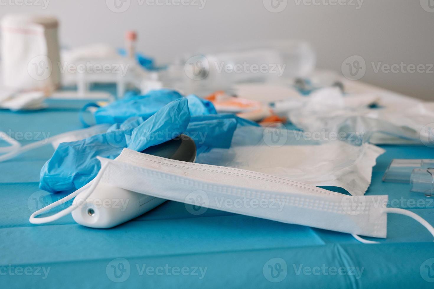 medisch masker en latexhandschoenen op tafel foto