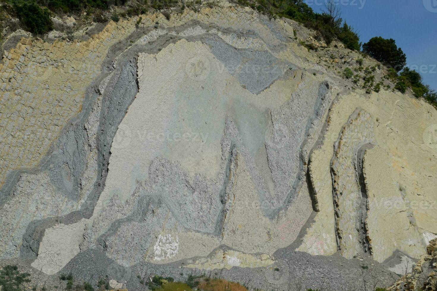 helling van de berg met lagen van sedimentair rotsen. verticaal gelegen sedimentair rotsen Aan instortend heuvel. foto