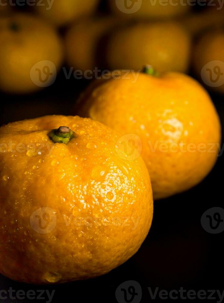 waterdruppel op glanzend oppervlak van versheid oranje op zwarte achtergrond foto