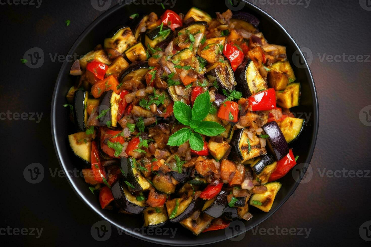 ai gegenereerd ratatouille kom gemaakt van aubergine, courgette, peper, ui en tomaat foto