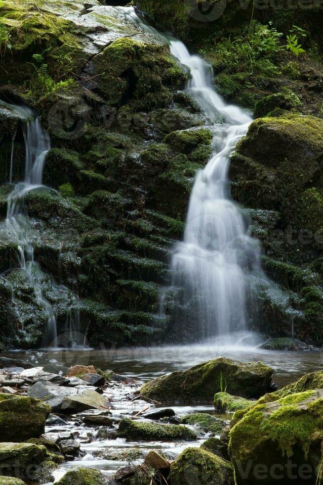 waterval en mos gedekt stenen foto