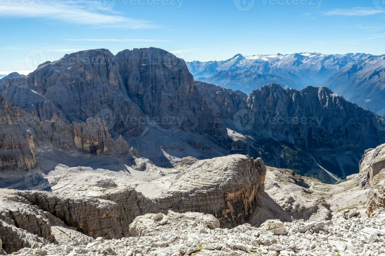 visie van de berg pieken brenta dolomieten. trentino, Italië foto