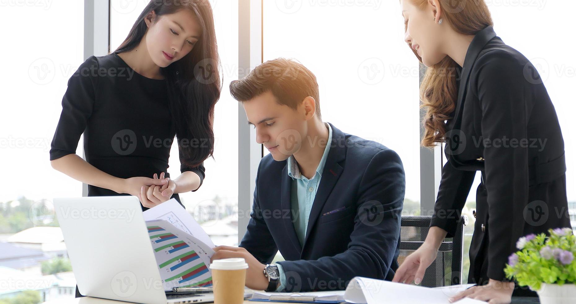 zakenlieden en groep die notebook gebruiken voor partners die documenten en ideeën bespreken tijdens vergaderingen en zaken die serieus zijn om te werken foto