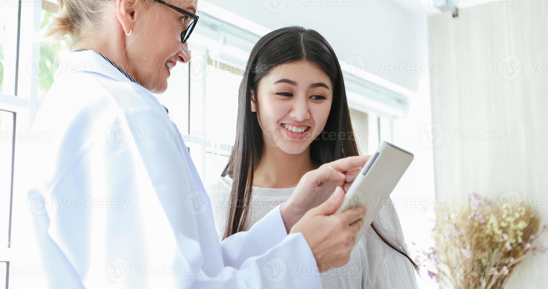 arts die medicatie ontmoet en uitlegt aan vrouwelijke patiënt in zijn kantoor in ziekenhuizen foto
