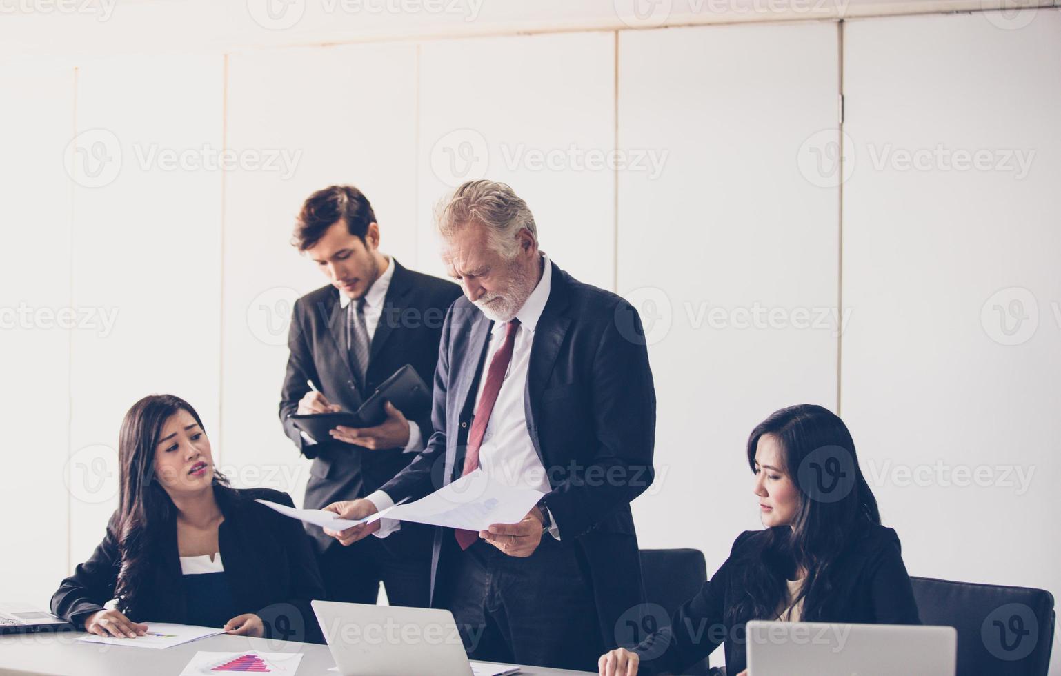 zakenlieden en groep die notebook gebruiken voor partners die documenten en ideeën bespreken tijdens vergaderingen en zaken die serieus zijn om te werken foto