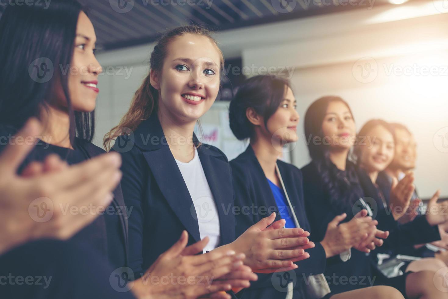 zakenlieden applaudisseren in een zakelijke bijeenkomst foto